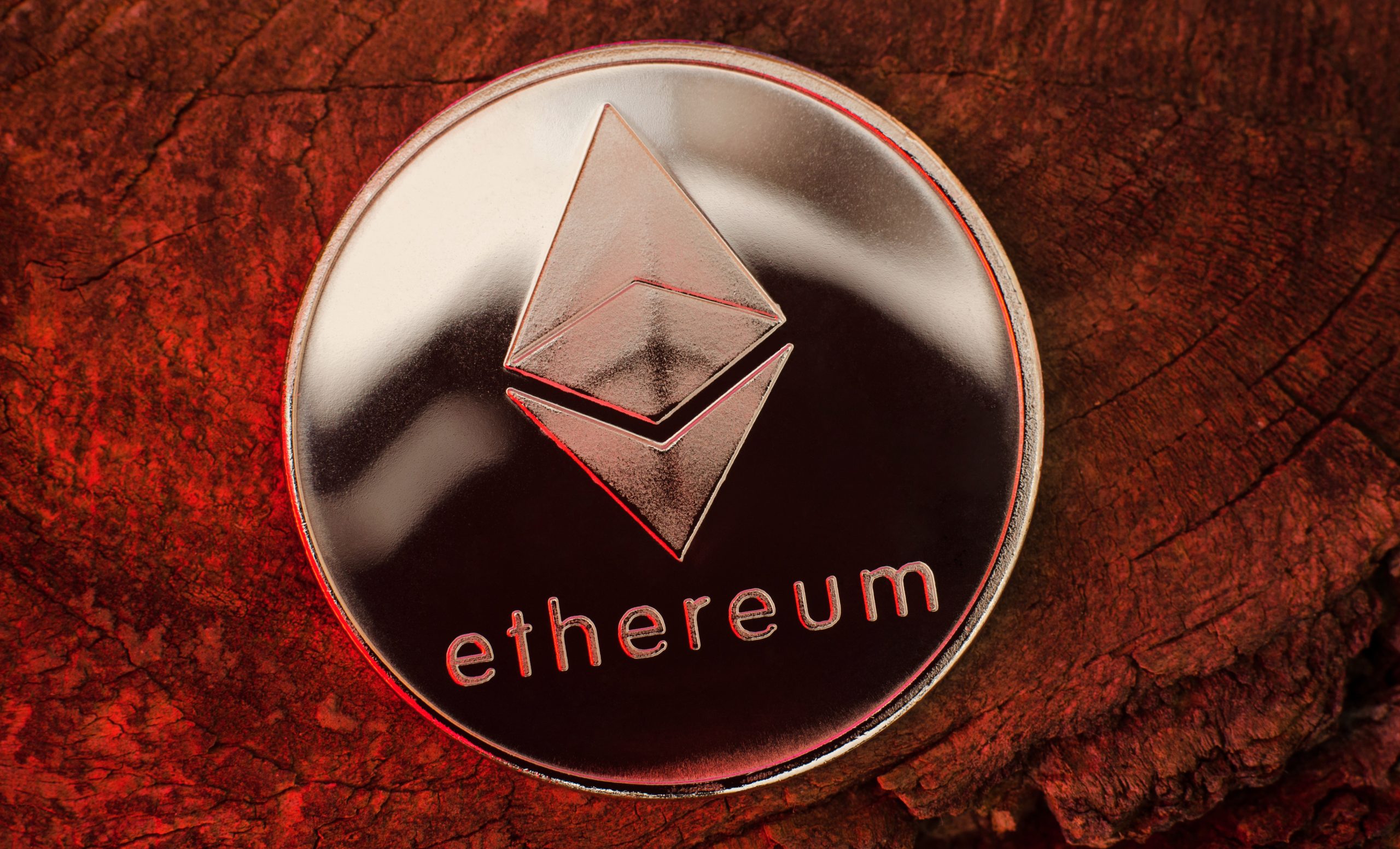 Ethereum,Coin,In,Red,Neon,Light.,World,Cryptocurrency.,Financial,System Ethereum unter Druck: Geniale Chance oder überschätzter Hype?