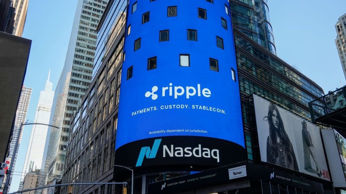 Een afbeelding van Ripple op de Nasdaq, een enorme handelsbeurs. Ripple is het bedrijf achter cryptos zoals XRP en RLUSD Een afbeelding van Ripple op de Nasdaq, een enorme handelsbeurs. Ripple is het bedrijf achter cryptos zoals XRP en RLUSD