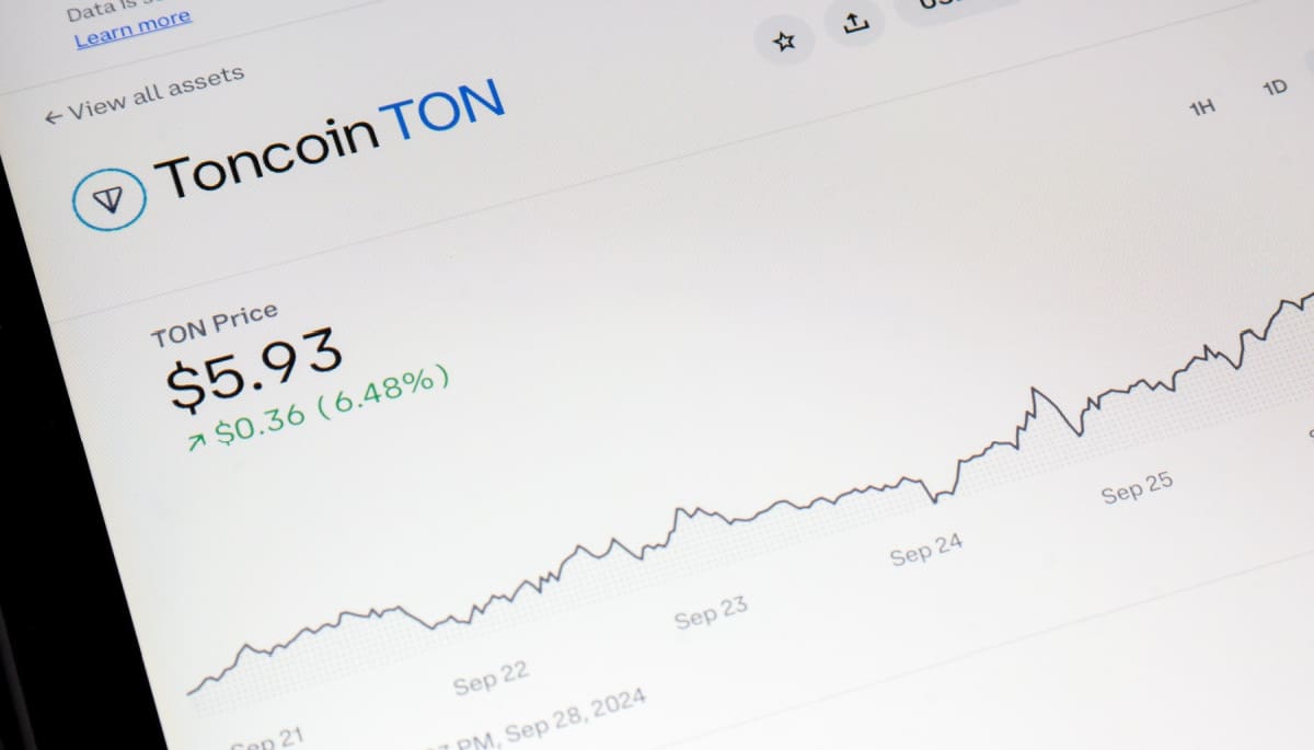 Een afbeelding van cryptomunt Toncoin en een stijgende koers Een afbeelding van cryptomunt Toncoin en een stijgende koers