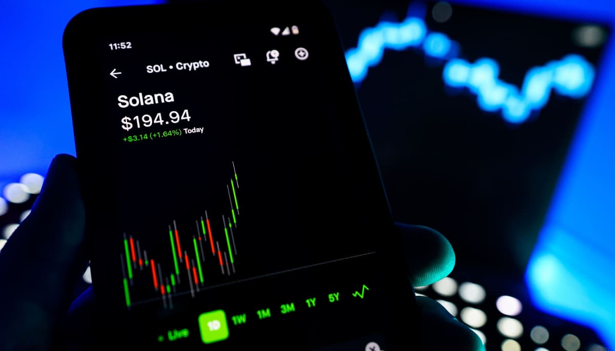 Een afbeelding van de koerspagina van cryptomunt Solana (SOL), op een cryptobeurs Een afbeelding van de koerspagina van cryptomunt Solana (SOL), op een cryptobeurs
