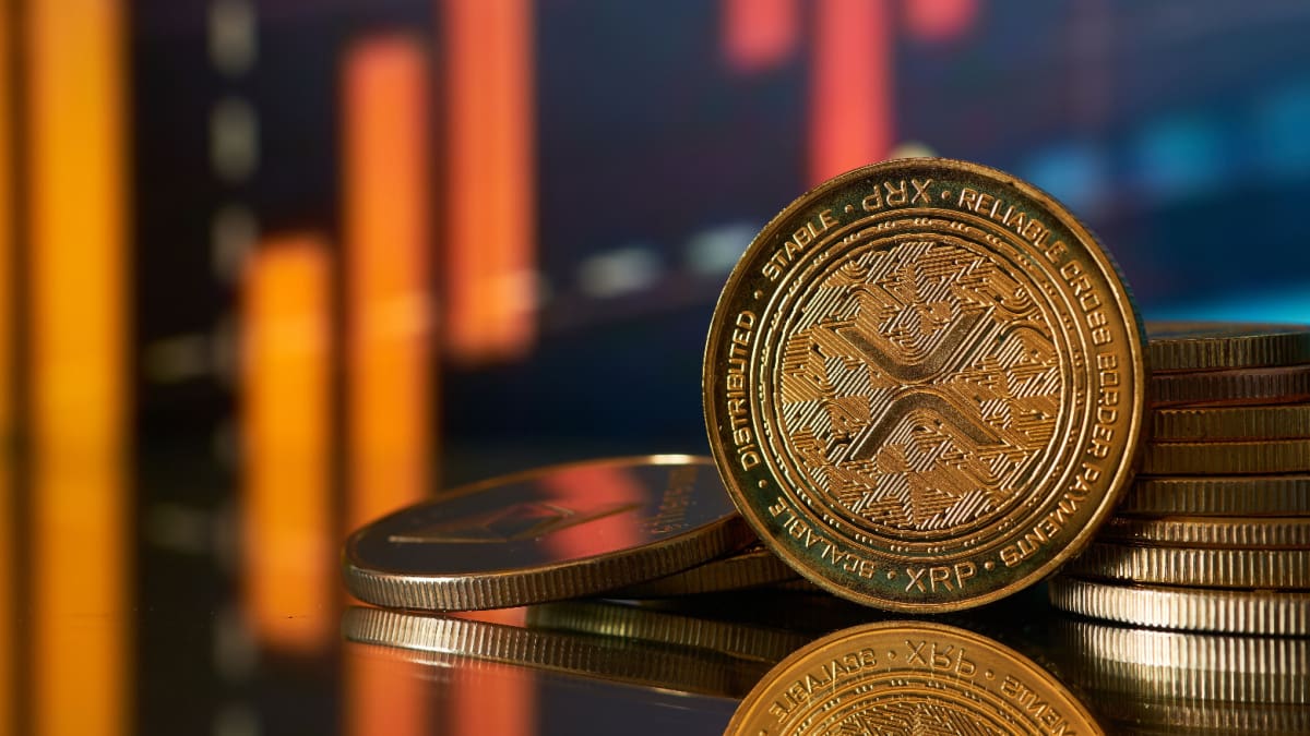 Een afbeelding van een XRP munt, een project van Ripple met op de achtergrond een rode, dalende koers Een afbeelding van een XRP munt, een project van Ripple met op de achtergrond een rode, dalende koers