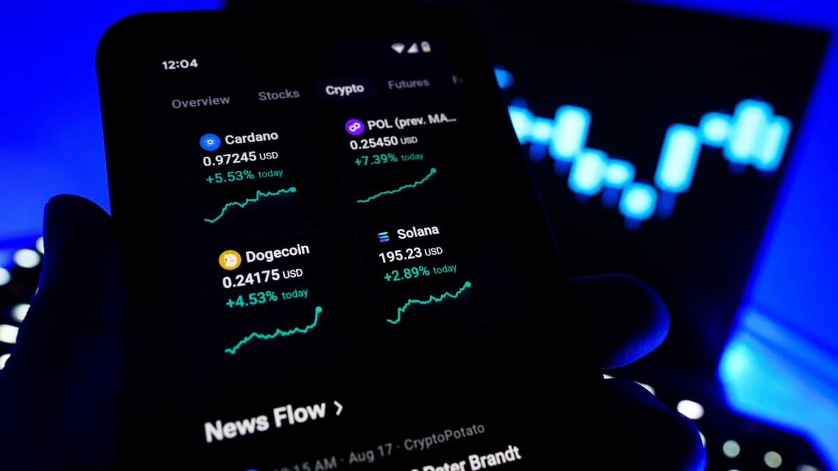 Een afbeelding van verschillende pagina's van cryptomunten, waaronder cardano (ADA), Polygon (POL), Dogecoin (DOGE) en Solana (SOL) Een afbeelding van verschillende pagina's van cryptomunten, waaronder cardano (ADA), Polygon (POL), Dogecoin (DOGE) en Solana (SOL)
