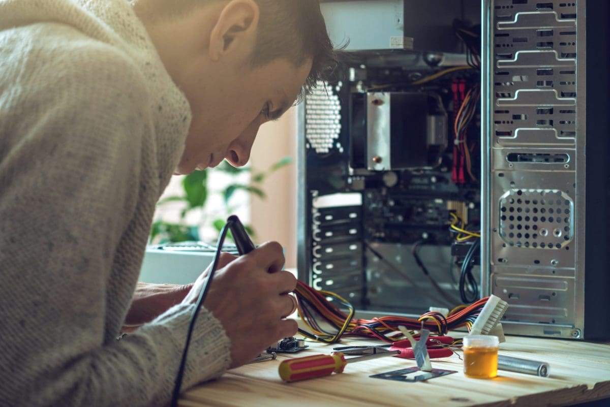 Man,Repairman,Is,Trying,To,Fix,Using,The,Tools,On Amateur-Bitcoin-Miner kassiert 320.000 € – so hast auch du eine Chance