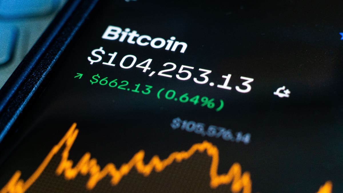 Een afbeelding van de bitcoin koers met een prijs van de grootste cryptomunt van de markt die gestegen is met groene cijfers en een grafiek erbij van de koers Een afbeelding van de bitcoin koers met een prijs van de grootste cryptomunt van de markt die gestegen is met groene cijfers en een grafiek erbij van de koers