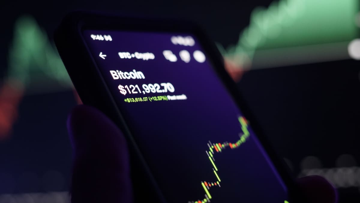 Een afbeelding van een zeer hoge bitcoin (BTC) koers op een mobiele telefoon Een afbeelding van een zeer hoge bitcoin (BTC) koers op een mobiele telefoon