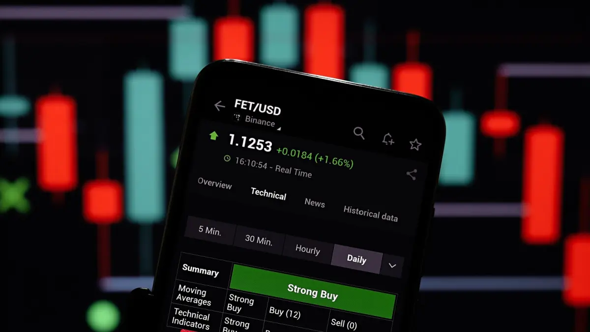 Een afbeelding van een pagina van de AI cryptomunt Fetch.ai, nu ook wel bekend als ASI, op een cryptobeurs met een koersgrafiek op de achtergrond