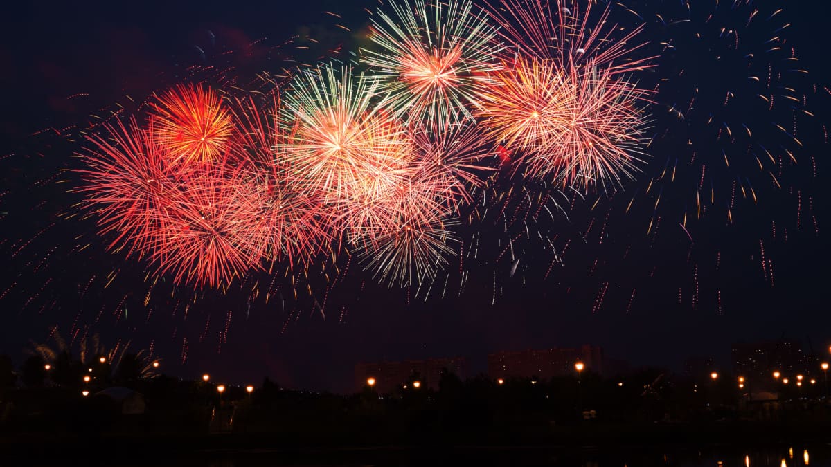 Een afbeelding van vuurwerk van het nieuwe jaar tijdens oud en nieuw