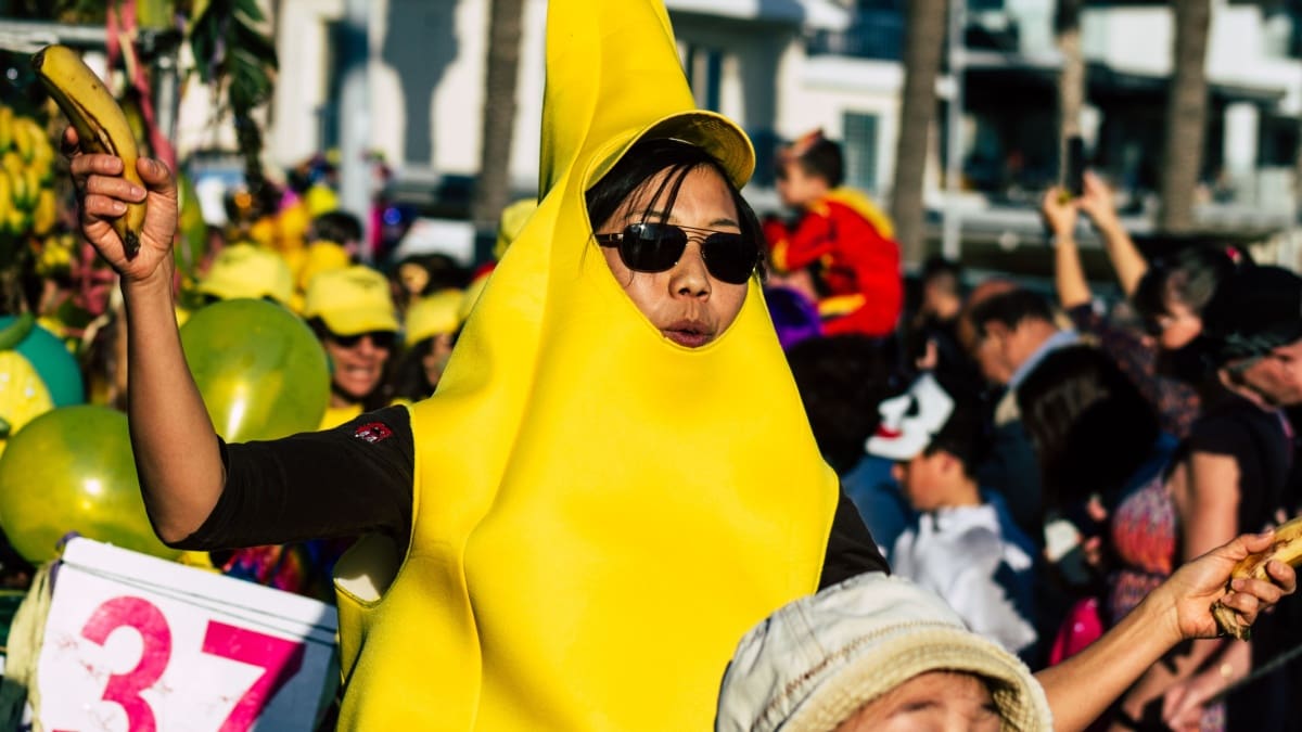 Mevrouw in bananenpak