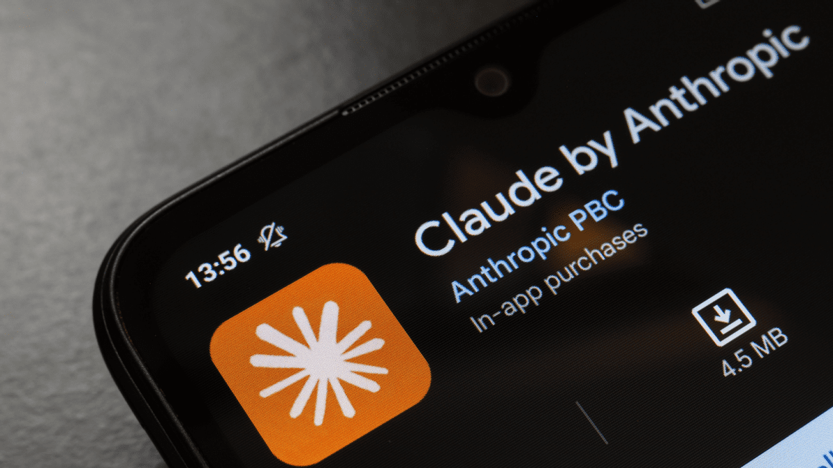 Claude van Anthropic op mobiele telefoon Mineros de Bitcoin pivotan a la IA tras acuerdos de miles de millones