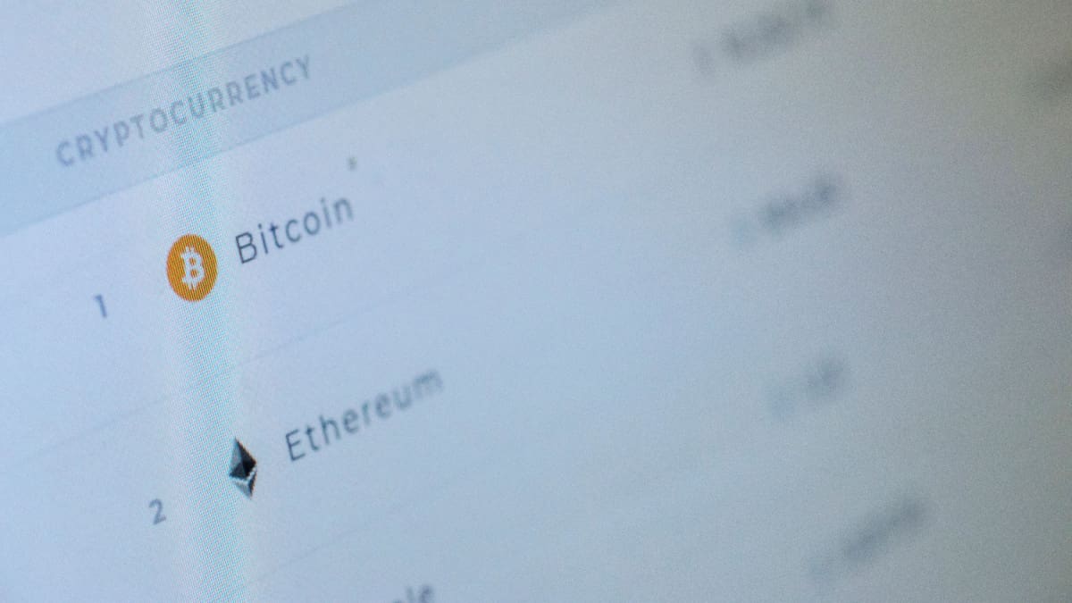 Een afbeelding van bitcoin en ethereum op een ranglijst in een index overview